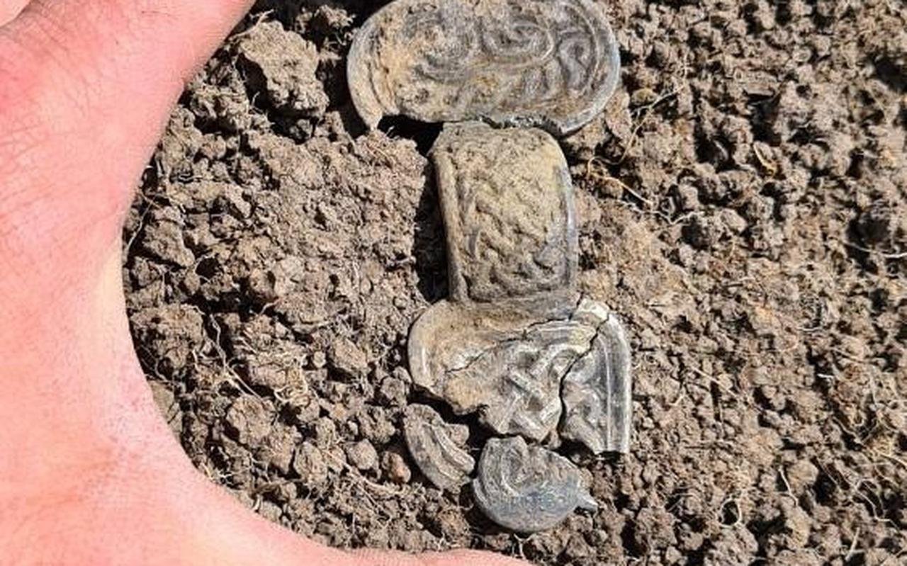 De fibula die zondag door amateurarcheoloog Robbert Velt werd gevonden. Hij houdt de locatie van de vondst nog even voor zich.