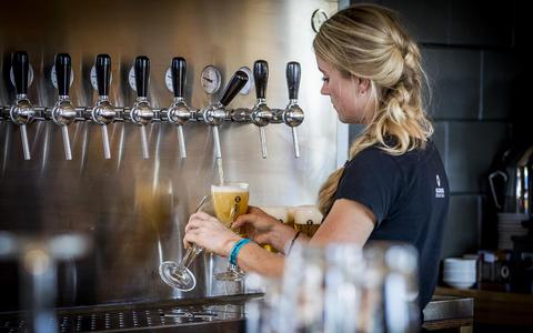 Het tappen van bier in de horeca. Met de fikse prijsverhogingen van de grote landelijke brouwers worden er steeds meer speciaalbieren, wijn en frisdrank gedronken.