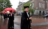 Een kleine stoet hoogleraren trok in de stromende regen door de binnenstad.