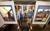 Voorzitter Peter Kranendonk en secretaris Siemon de Vries bij de tentoonstelling van de Historische Kring Woudsend. Foto: Simon Bleeker