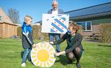 Hidde van der Bij (5) uit De Westereen, bekend als Jelte uit de RES-publiekscampagne ‘Kies voor Jelte’, samen met Sietske Poepjes en Bert Wassink.