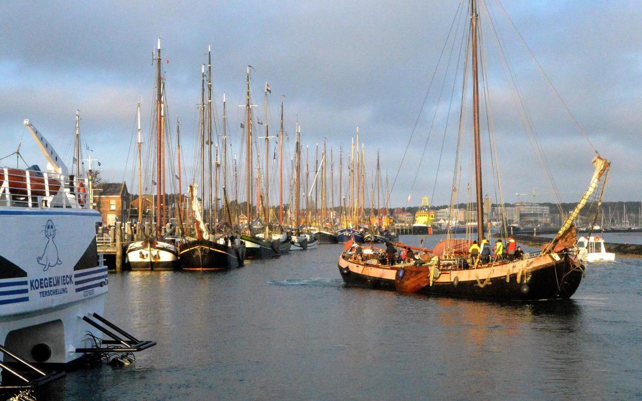 Drukte in de haven van Terschelling. De waddeneilanden trekken jaarlijks veel bezoekers. 