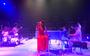 Ellen ten Damme met haar band speelt op een verlengd podium in de grote zaal van de Harmonie met voor en achter haar publiek.