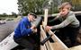 Martinus van der Meer (links) en Meinte Dijkstra zijn druk in de weer met hamers om een hut te bouwen op de skatebaan in Feanwâlden. Zo’n dertig jongeren uit het dorp willen het speelterrein nieuw leven inblazen.