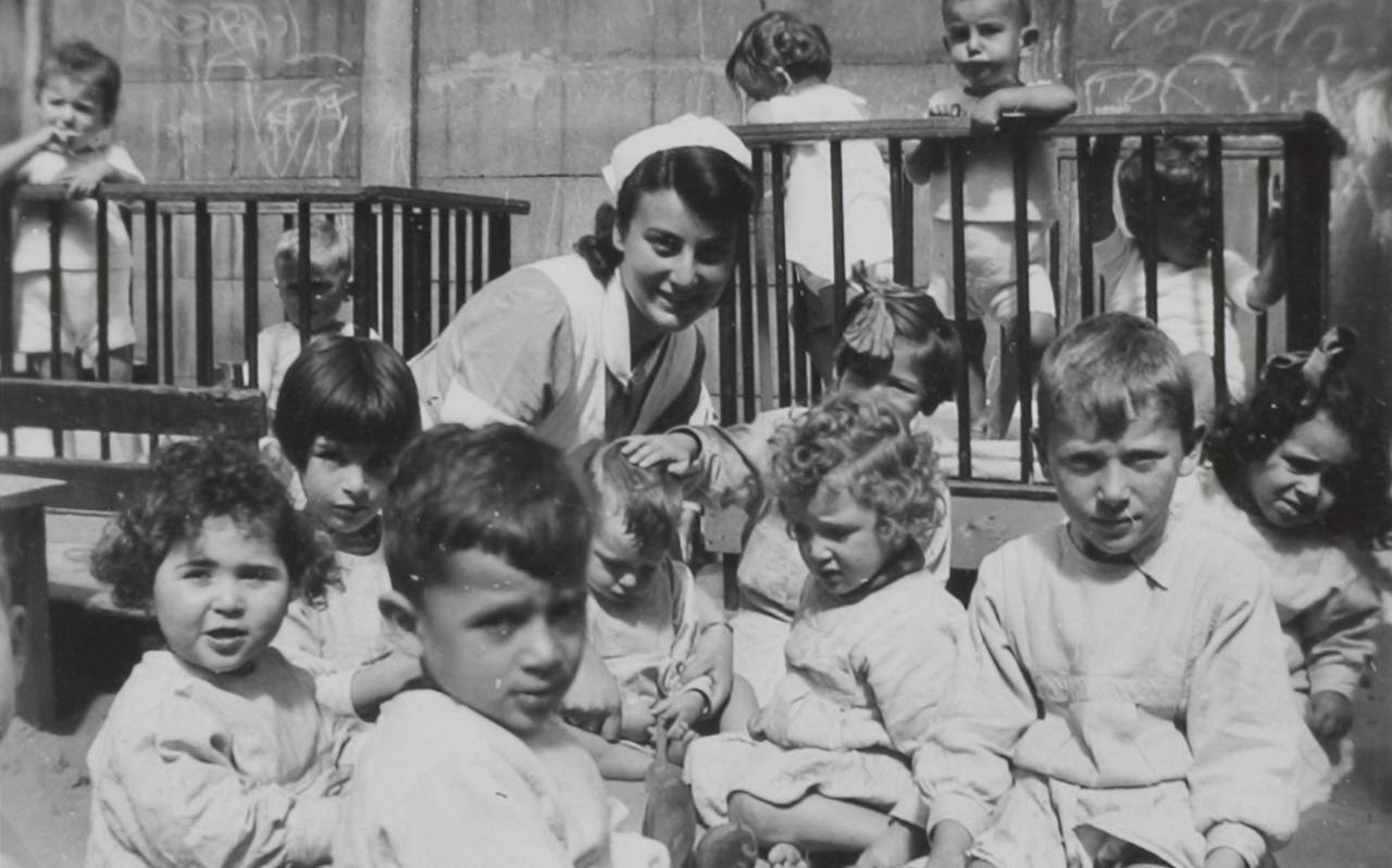 Groepsfoto van kinderen uit de crèche tegenover de Hollandsche Schouwburg, waar in 1942/43 Joodse kinderen werden ondergebracht voor ze gedeporteerd werden.