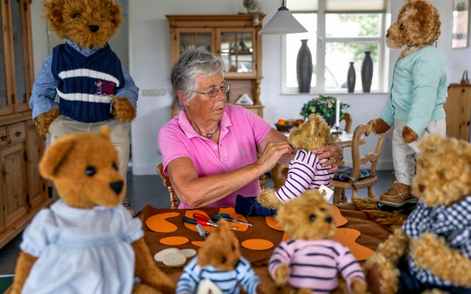 Imitatie ketting Consequent Het ambacht: Teunie maakt mensen blij met handgemaakte teddyberen - Friesch  Dagblad
