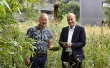 Medeorganisatoren van de eerste Soil Food Week in Fryslân Theo Mulder (l) en Emiel Elferink. Volgens hen kan de bodem waarop nu voedsel wordt geteeld sterk worden verbeterd.