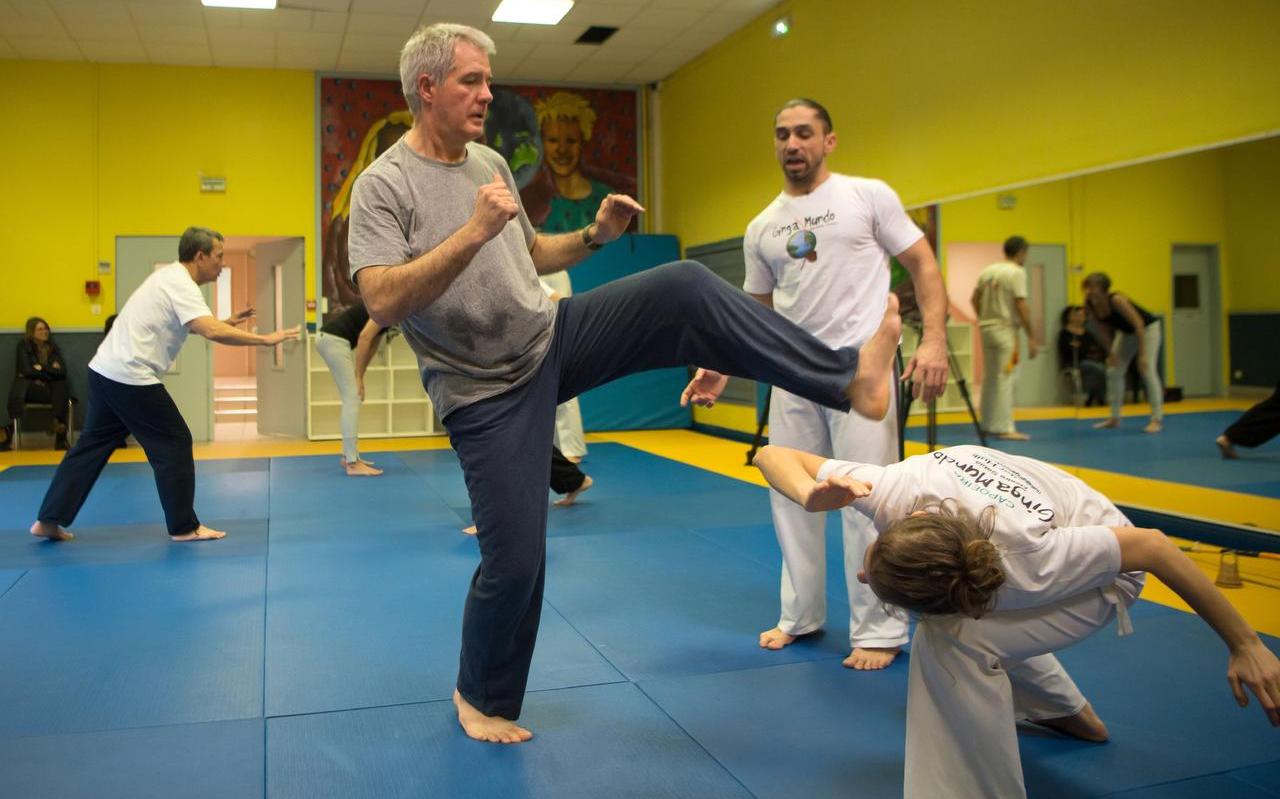 Een man met Parkinson neemt deel aan een groepsles Capoeira.