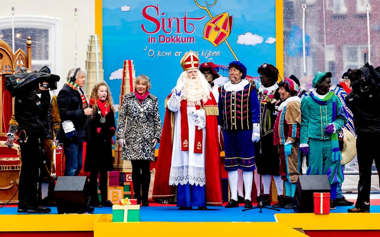 Sinterklaas arriveerde in 2017 met zijn pieten in het centrum van Dokkum.