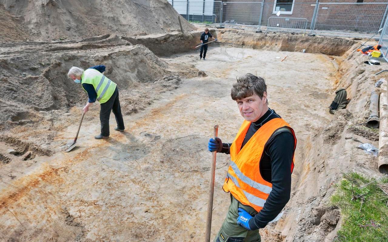 Archeoloog Jan de Koning bij de opgravingen aan de Lagersstraat in IJmuiden. Foto: United Photos/Paul Vreeker