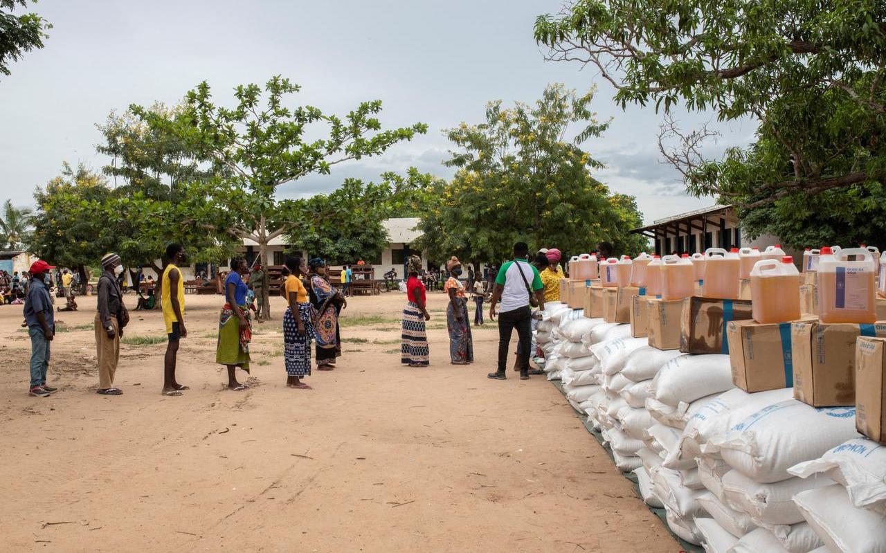 Ontheemde Mozambikanen staan in de rij voor voedselhulp. Ze ontvluchtten het noorden van het land vanwege terreur en de strijd tussen aan IS gelieerde rebellen en het regeringsleger en huurlingen.