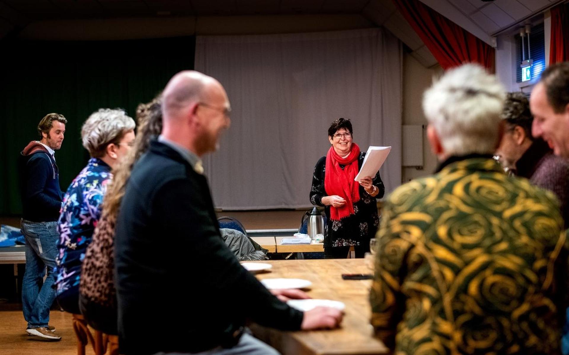 Toneelvereniging Nij Begjin met twee premières het nieuwe jaar in - Friesch Dagblad