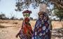 Twee vrouwen uit een herdersgemeenschap in Zuid-Sudan komen aan in Jelwan, waar Medair een waterput heeft geslagen.