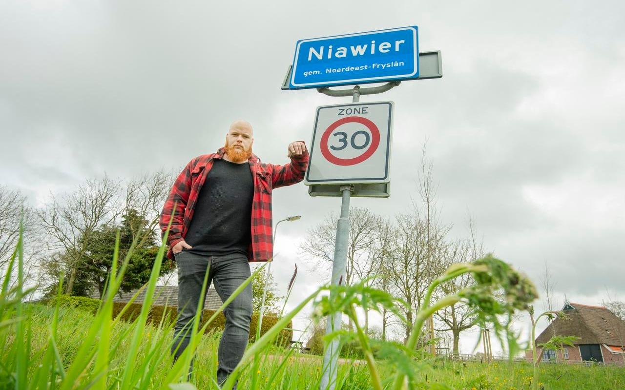Aant Jelle Soepboer bij het Nederlandstalig kombord Niawier, het dorp waar de FNP’er zelf ook woont. 