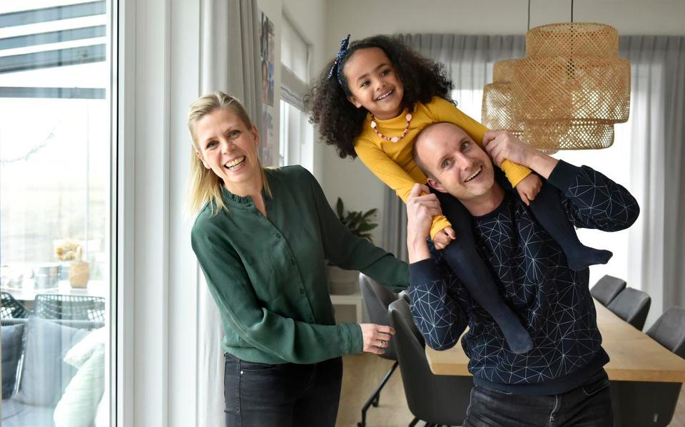 Thessa van Dijken en Sebastiaan Mulder met adoptiedochter Niene.