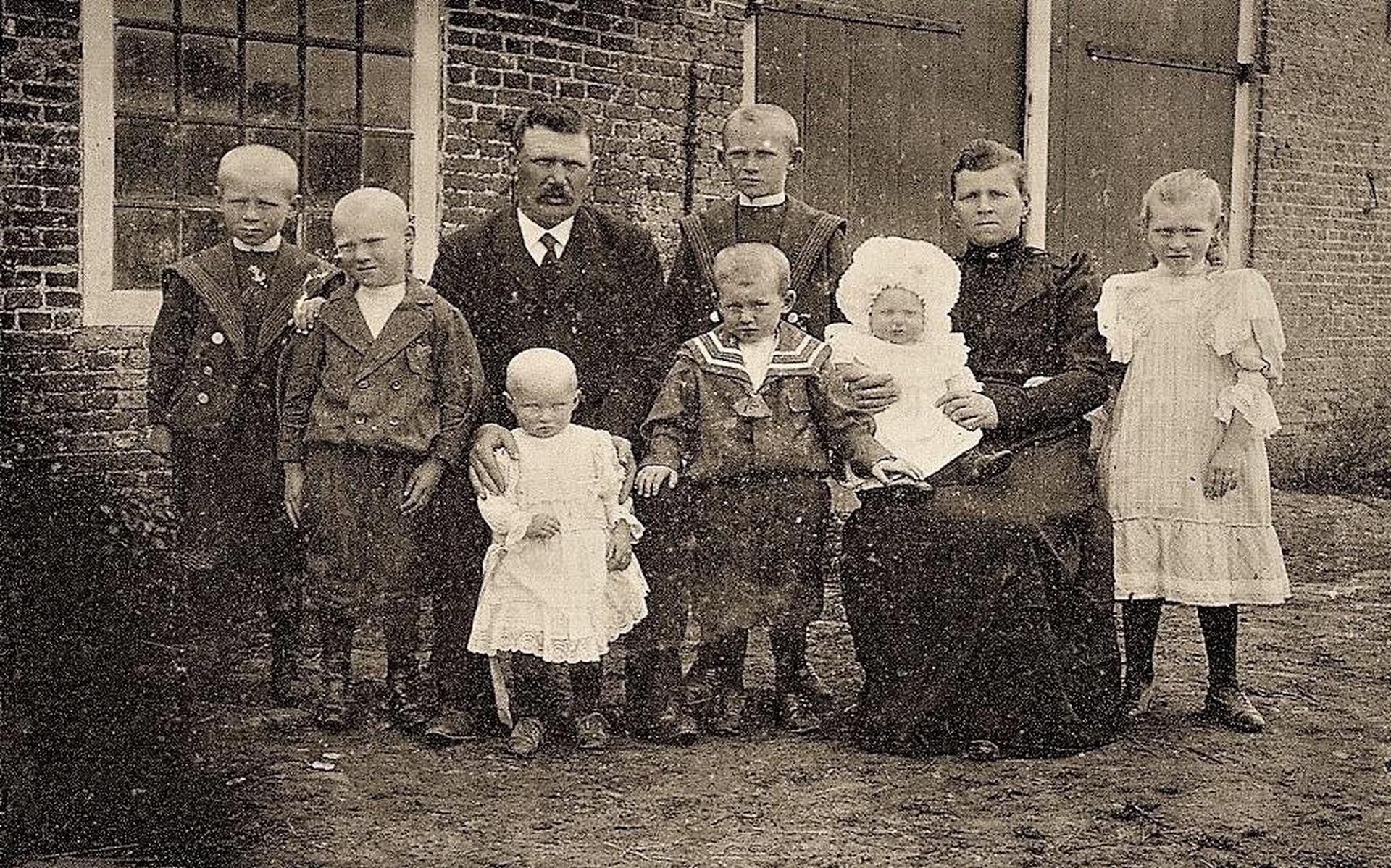 Jelle Martens van Sinderen (1875-1949) met gezin, boerderij aan de Wjuk, Ternaard 1907.