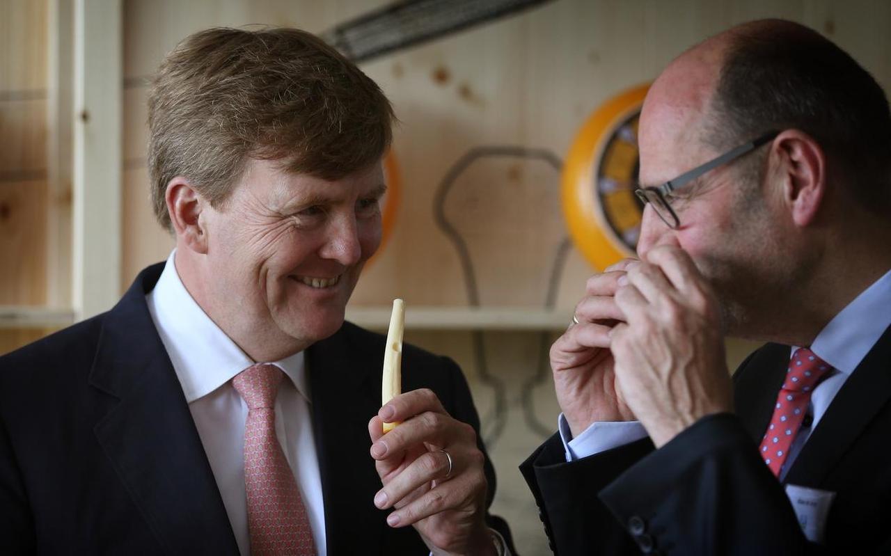 Koning Willem-Alexander en Klaas de Jong van Royal A-Ware keuren een Goudse kaas tijdens de opening van de kaasmakerij van Royal A-ware en de ingrediëntenfabriek van Fonterra in Heerenveen in 2015.