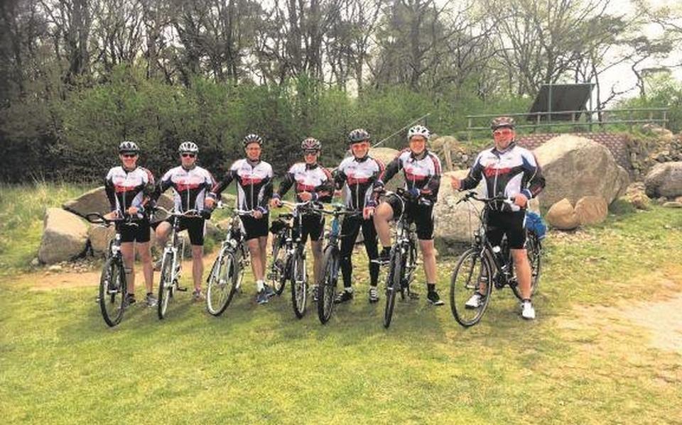 De leden van het vierde herenteam SGHA. Derde van rechts (met lange broek) is Jan-Lolke van Ommen.