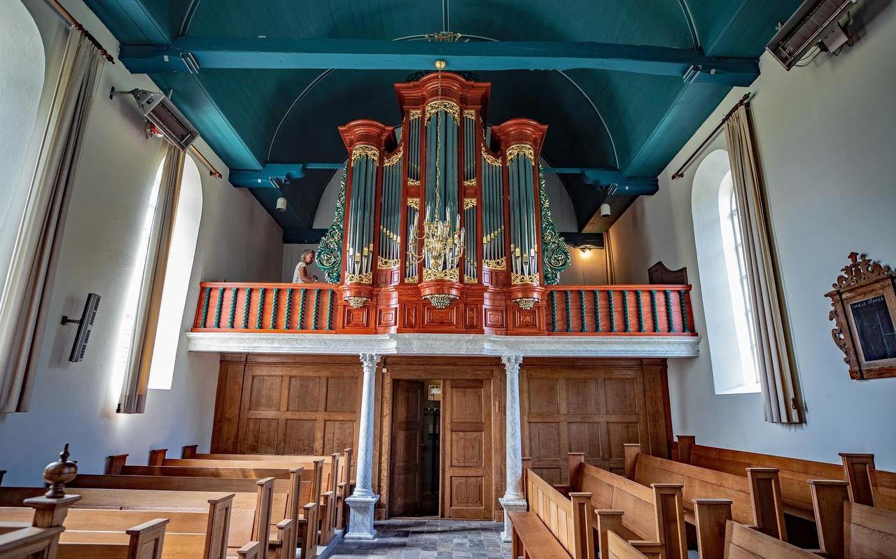 Het Van Dam-orgel uit 1868 is volledig gerestaureerd. Het instrument heeft de oorspronkelijke kleur teruggekregen.