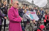 Roger Morris, anglicaans bisschop van Colchester, afgelopen zondag bij de demonstranten op Trafalgar Square
