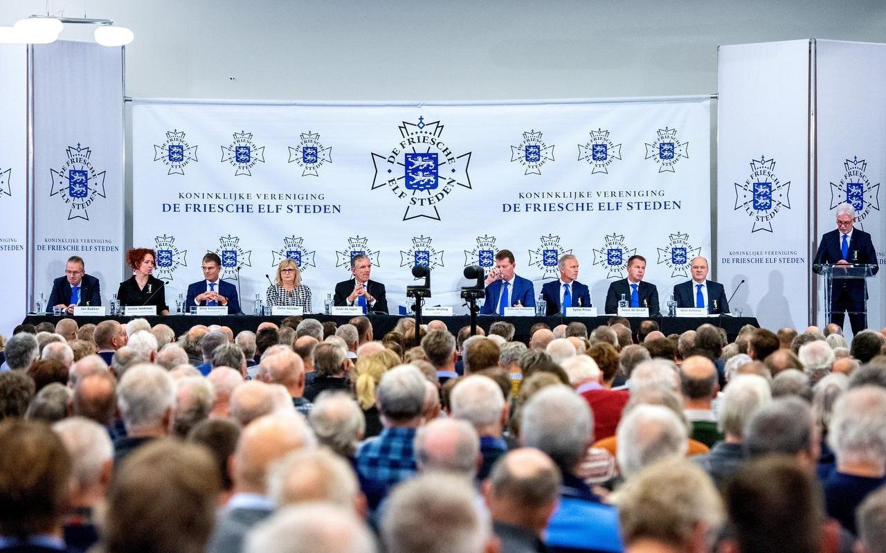 De Elfstedenvereniging bijeen. 