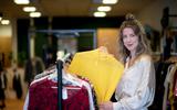 Julia Visser in haar winkel Regverdig. ,,Zelf koop ik ook tweedehands kleding uit mijn eigen winkel.”