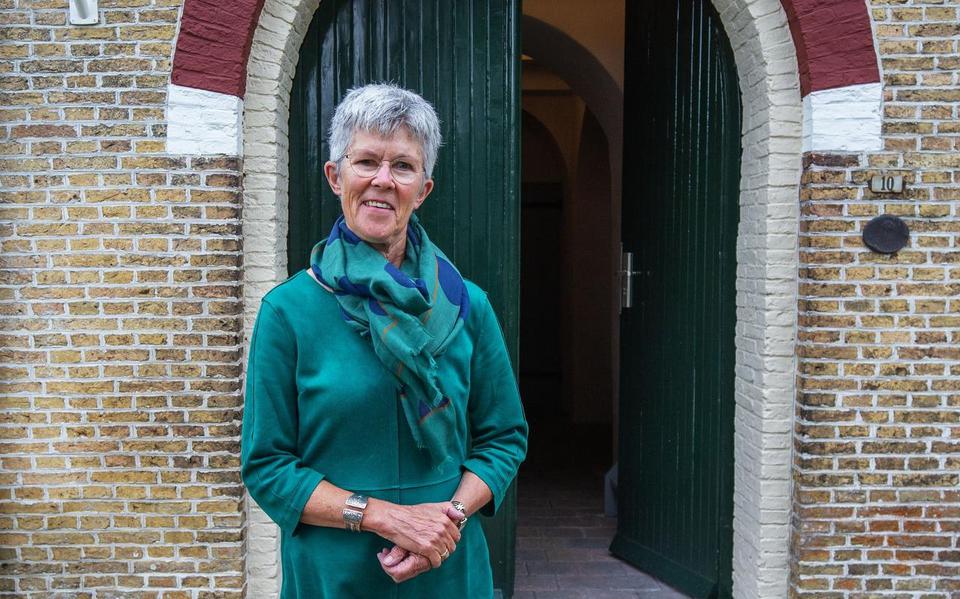 Catrien Visser zet de kerkdeur van de Bonifatiuskerk in Makkinga open voor gasten.