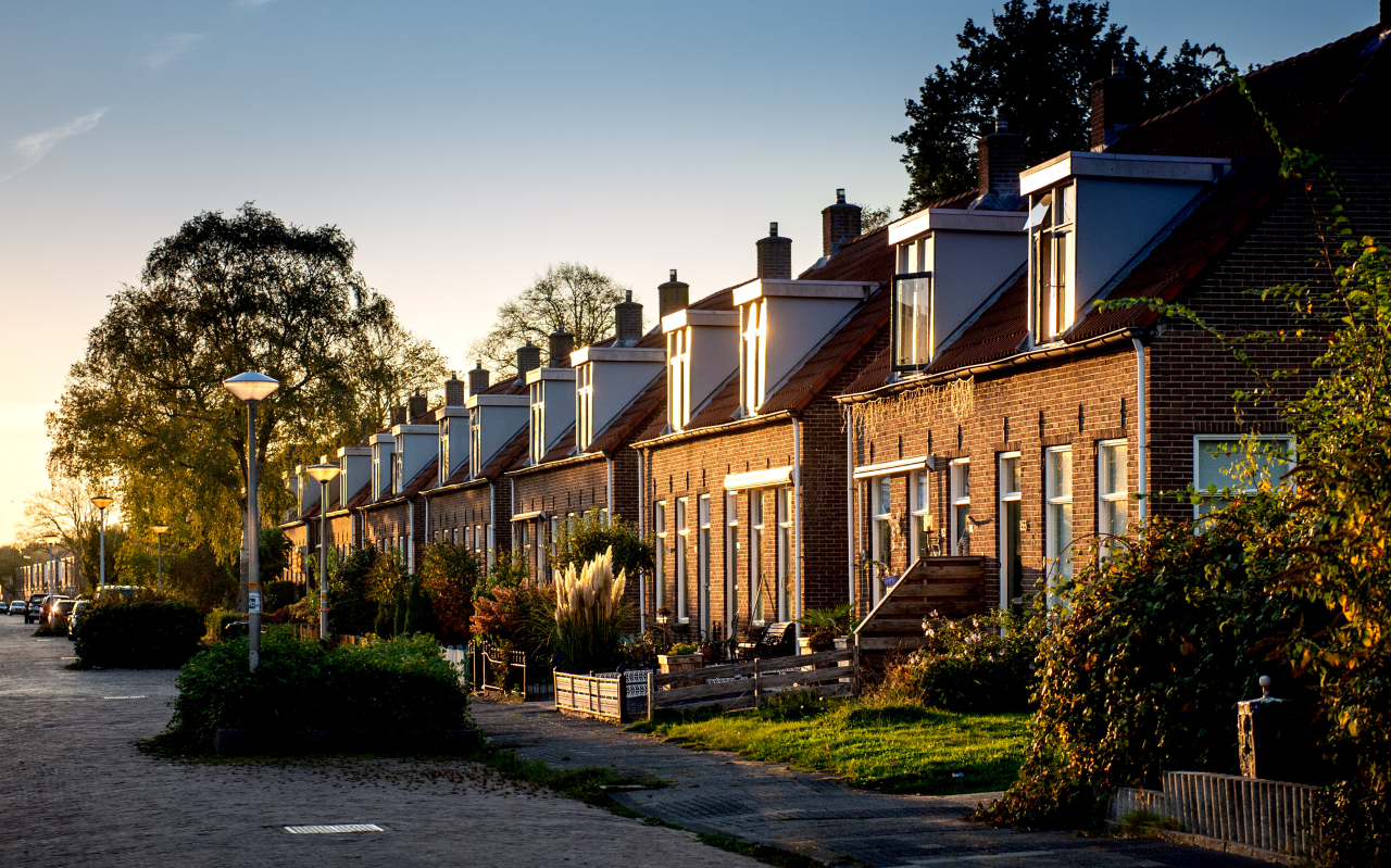 Een groep kleine huisje aan de Geelgorsstraat en Noorderdwarsvaart moeten als het aan de woningbouw ligt plaats maken voor nieuwbouw. Veel bewoners zijn het daar niet mee eens.