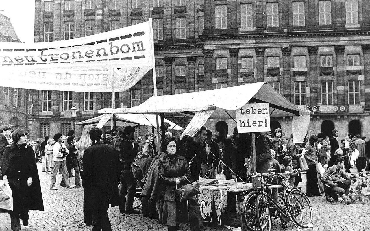 Op de Dam in Amsterdam verrees in oktober 1977 een kraampje waar voorbijgangers hun handtekening konden zetten tegen de neutronenbom.
