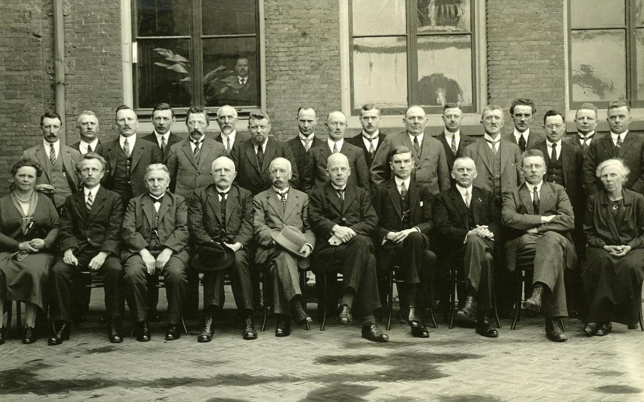 De gemeenteraad van Leeuwarden in 1927, met links zittend raadslid Hillegonda Buisman Blok Wybrandi.