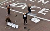 Onder het motto Fridays For Future organiseren jongeren al enige tijd demonstraties, zoals hier op het Oldehoofsterkerkhof in Leeuwarden. Ze vragen daarmee aandacht voor het klimaat. Schrijfster Naomi Klein vindt dat een uitstekende zaak.