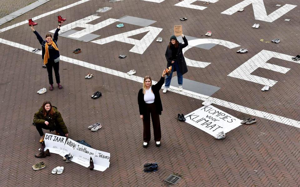 Onder het motto Fridays For Future organiseren jongeren al enige tijd demonstraties, zoals hier op het Oldehoofsterkerkhof in Leeuwarden. Ze vragen daarmee aandacht voor het klimaat. Schrijfster Naomi Klein vindt dat een uitstekende zaak.