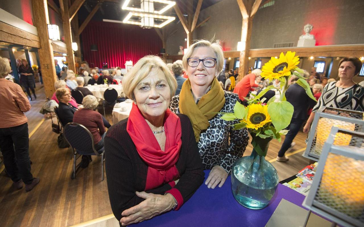 Gerda Zaal (links) en Tjitske Schurer hebben dertig jaar lang de interkerkelijke koffieochtend in Burgum georganiseerd. Gisteren namen ze afscheid. Foto: Marcel van Kammen