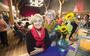 Gerda Zaal (links) en Tjitske Schurer hebben dertig jaar lang de interkerkelijke koffieochtend in Burgum georganiseerd. Gisteren namen ze afscheid. Foto: Marcel van Kammen