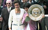 De Nederlandse tennisster Betty Stöve na de verloren finale op Wimbledon in 1977 tegen de Engelse Virginia Wade (r).