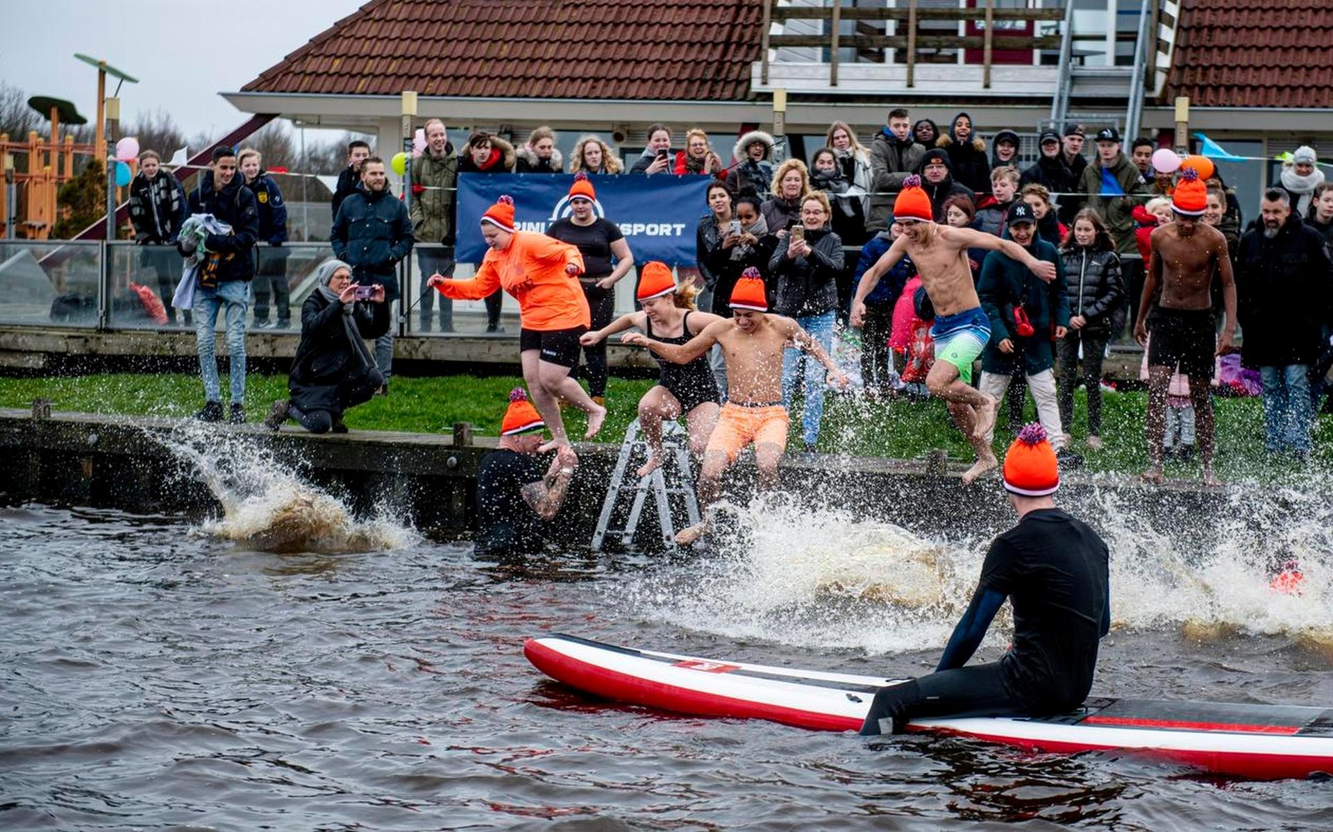 Een stoere nieuwjaarsduik voor gedupeerd pleeggezin - Friesch Dagblad