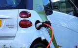 De razendsnelle groei van het aantal elektrische auto’s is vooral te danken aan de lage wegenbelasting en aan de lage bijtelling voor de lease-rijders.