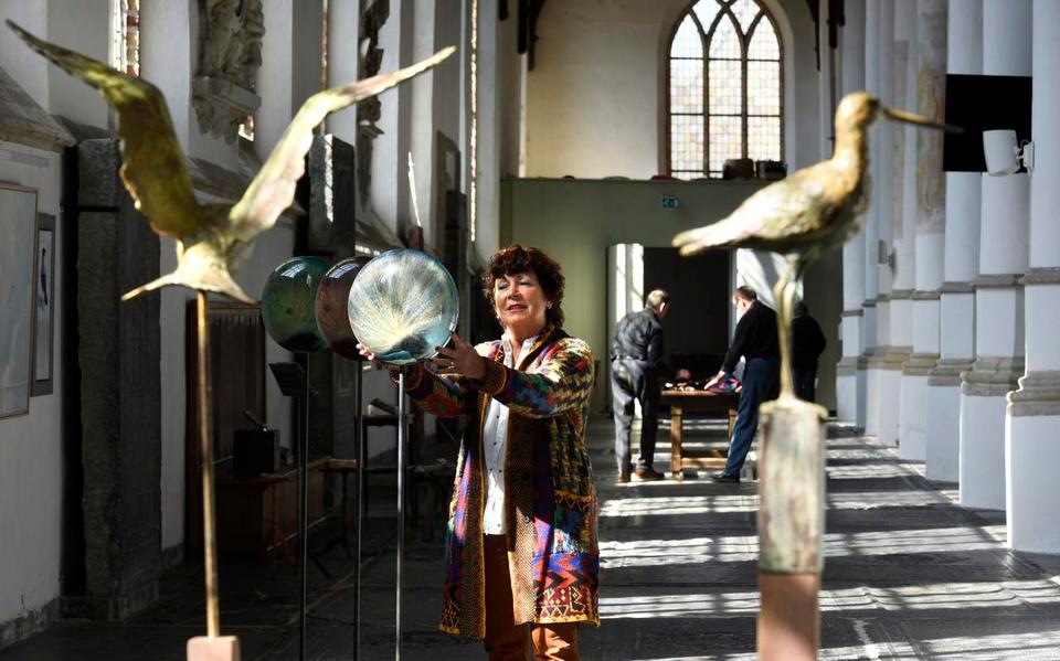 Anita van Os bij het werk van Pim Velthuizen. Op de voorgrond is bronzen werk van Hans Jauta te zien. Op de achtergond richten Teigetje en Woelrat een installatie in.