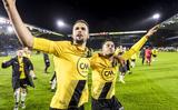 Samen met Mitchell te Vrede viert Pelé van Anholt (r), beiden oud-spelers van sc Heerenveen en de tegenstander van volgende week, de derde seizoenzege op Vitesse met de aanhang van NAC Breda.