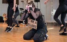Dansers van het Salvation Dance Centre tijdens een uitvoering van een voorloper van de dans I’m a slave die ze vandaag opnemen als videoclip.