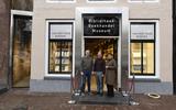 Rutger van der Velde van de boekhandel, gemeentelijk projectleider Rogier Jungen en Paulien Schreuder van bibliotheek Noord-Fryslân bij de ingang van het vernieuwde gebouw.