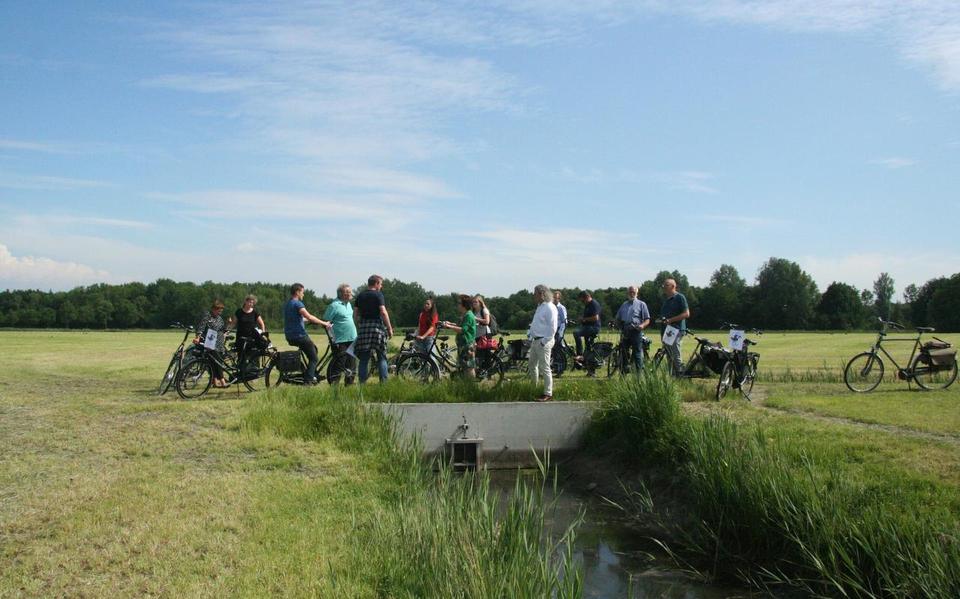 Een gezelschap van de gemeente Leeuwarden en Wetterskip Fryslân maakte een fietstocht langs kunstwerken die speciaal voor dit project zijn aangelegd.
