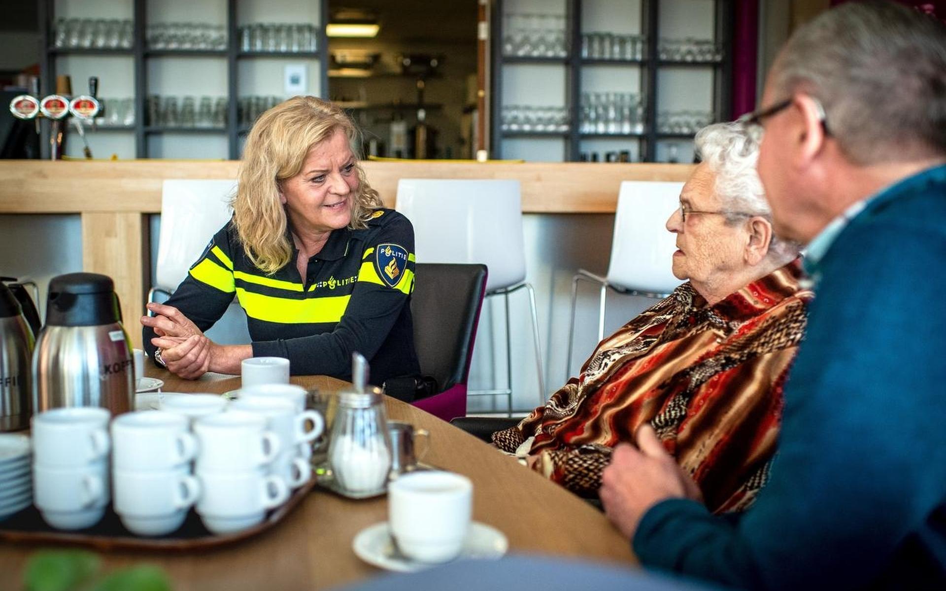 Met klein leed op de koffie bij de wijkagent - Friesch Dagblad
