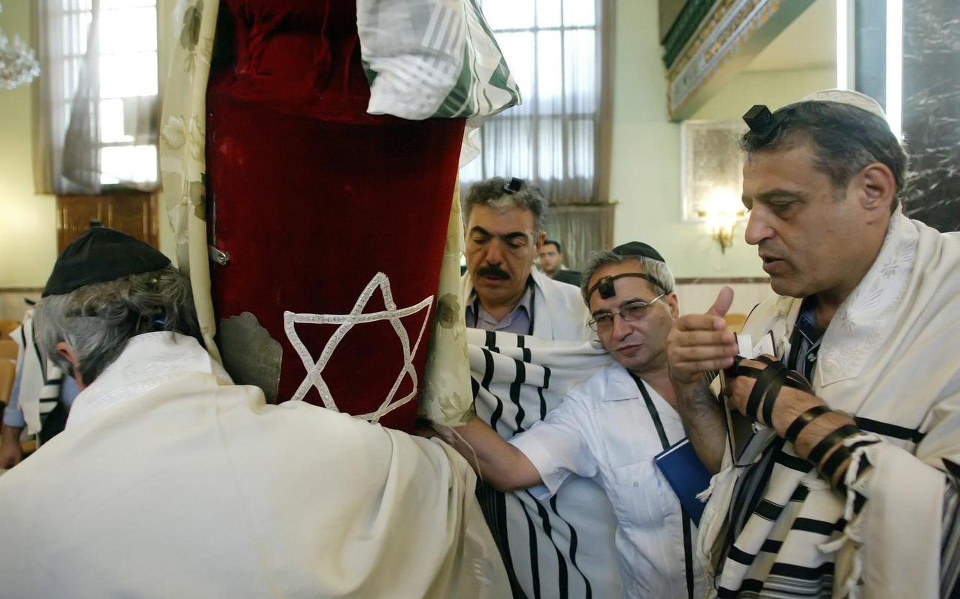 Joden in een synagoge in Teheran. Iraanse Joden hebben relatieve vrijheid hun geloof te belijden. In het dagelijks leven stuiten zij op meer beperkingen.