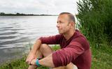 Stefan van der Pal zou vandaag de Elfstedentocht zwemmen. Nu wil hij hem achter elkaar zwemmen, fietsen en rennen.