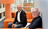 Willem Reitsma (links) en Pyt Sybesma nemen afscheid van het Friese basisonderwijs.