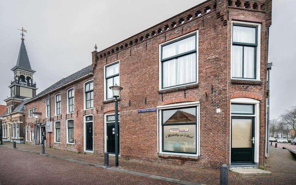 De voormalige supermarkt in Oudebildtzijl, waar nu het archeologisch steunpunt in zit. 