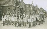 25 mei 1945. Jeugdspelers van Amsterdamse voetbalclubs Ajax, DWS, Blauw-Wit en De Volewijckers defileren tijdens de bevrijdingstoptocht in Heerenveen op De Dracht. Foto: Museum Heerenveen