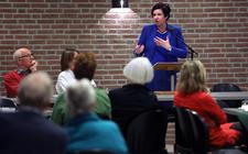 Ruth Peetoom, uitgever van het Friesch Dagblad, gisteravond op de jaarvergadering van de Raad van Kerken in De Oerdracht te Joure.