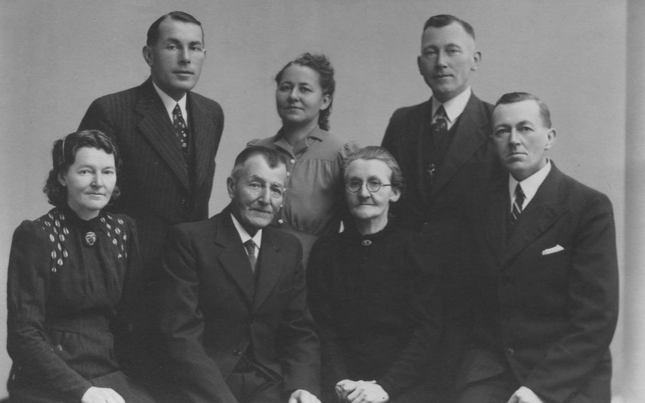 Vader en moeder Santema, omringd door hun kinderen. Tine staat achter haar ouders, geflankeerd door Willem (rechts) en Oepke. Pier en Tsjitske zitten naast heit en mem.